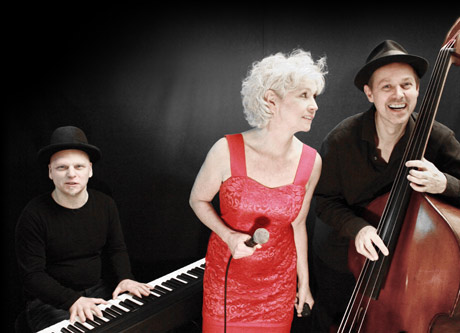 Birgit Breuer mit ihren zwei Musikern an Piano & Bass!